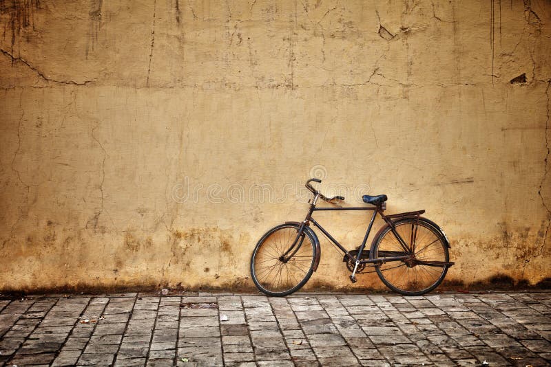 Vecchia bicicletta d'annata vicino alla parete