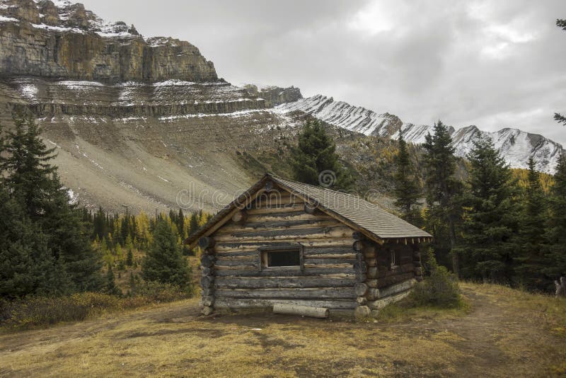 Vecchia cabina di ceppo in canadese Rocky Mountains fotografia stock Vecchia cabina di ceppo in canadese Rocky Mountains fotografia stock