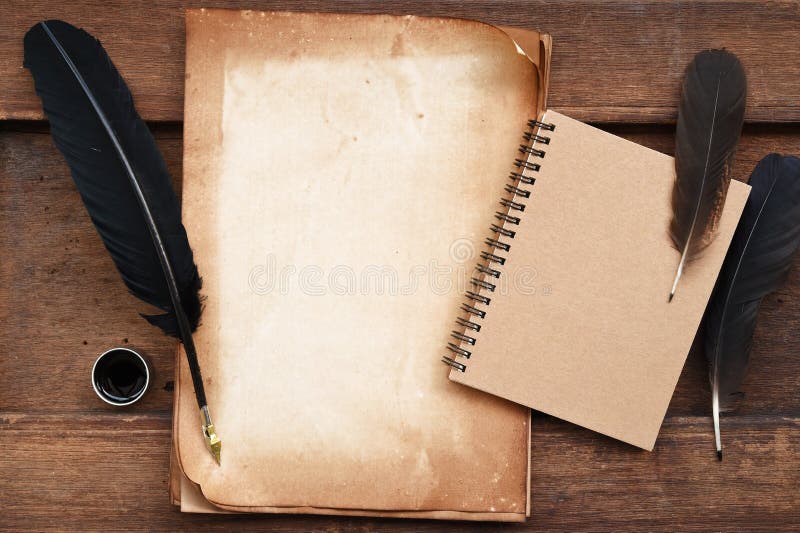 Vecchia carta su struttura di legno marrone con la piuma e l'inchiostro, taccuino in bianco immagini stock Vecchia carta su struttura di legno marrone con la piuma e l'inchiostro, taccuino in bianco immagini stock
