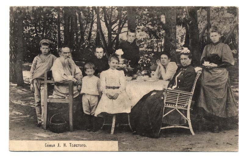 Vecchia cartolina con il ritratto della famiglia di L.N.Tolstoy