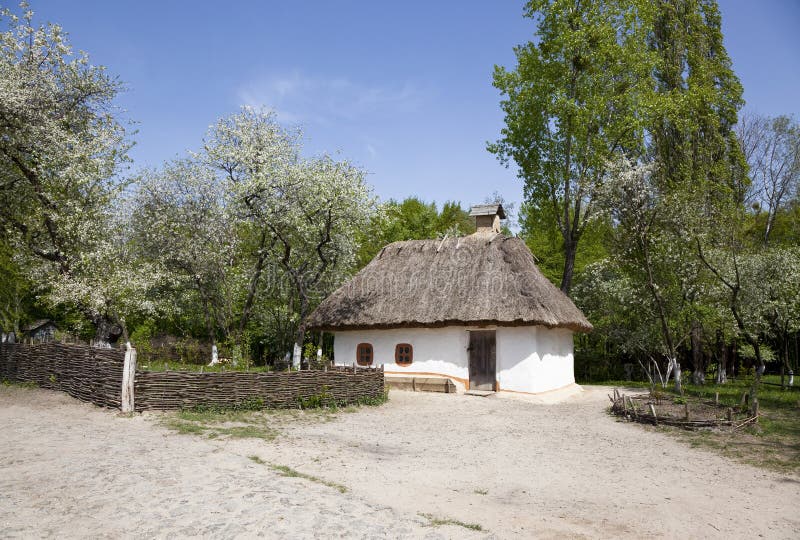 Vecchia casa agricola nel museo di architettura e di vita pieghe in Pirogovo, Kiev, immagini stock Vecchia casa agricola nel museo di architettura e di vita pieghe in Pirogovo, Kiev, immagini stock