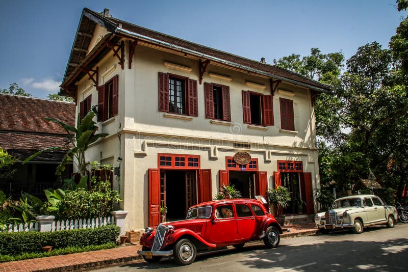 Vecchia casa coloniale con le automobili francesi classiche, Luang Prabang, provincia di Luang Prabang, Laos, fotografie stock Vecchia casa coloniale con le automobili francesi classiche, Luang Prabang, provincia di Luang Prabang, Laos, fotografie stock