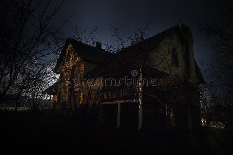 Vecchia casa con un fantasma nella foresta alla notte o Camera frequentata abbandonata di orrore in nebbia Vecchia costruzione mi
