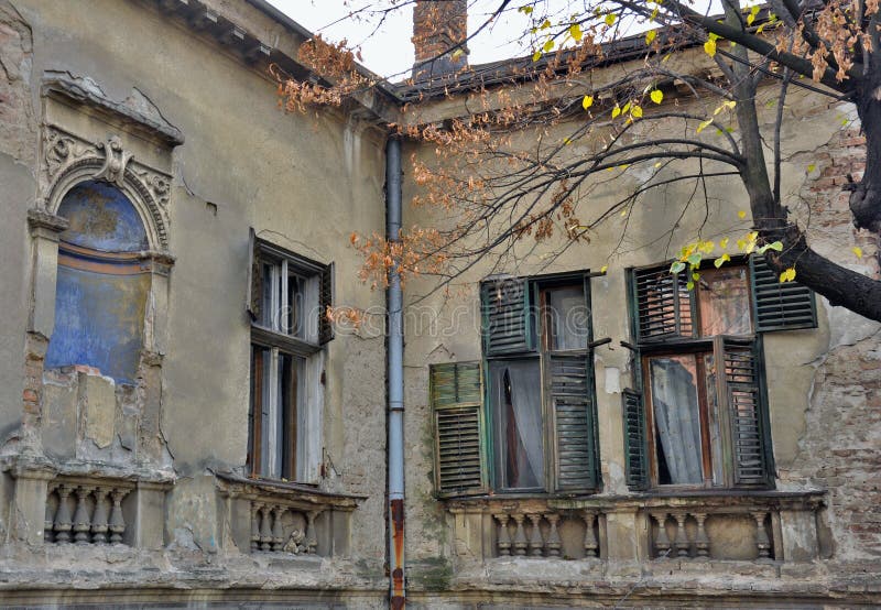 Vecchia casa di appartamento fotografia stock libera da diritti Vecchia casa di appartamento fotografia stock libera da diritti