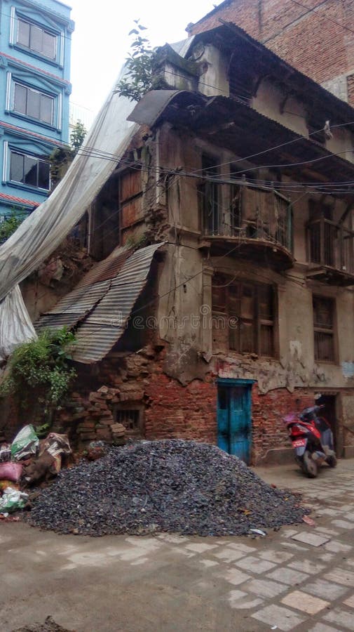 Vecchia casa distrutta dopo il terremoto di Kathmandu immagini stock Vecchia casa distrutta dopo il terremoto di Kathmandu immagini stock