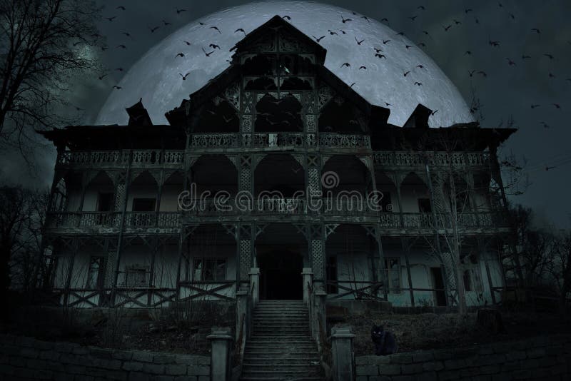 Vecchia casa frequentata abbandonata con l'atmosfera scura di orrore nella luce della luna