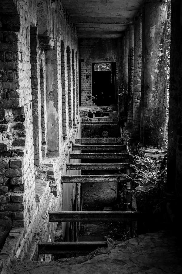 Biblica Città Dalle Fragili Mura Vecchia Casa Stregata, Con Muri Fragili in Parallelo E Luce Del Sole