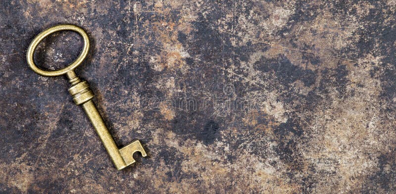 Vecchia chiave d'oro su uno sfondo arrugginito di grunge metal, concetto di stanza di sfuggita