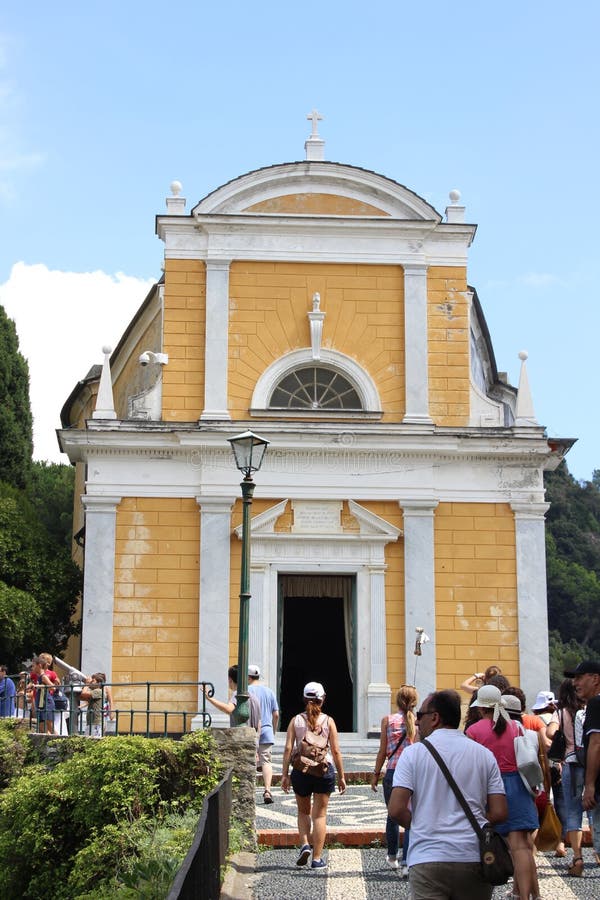Vecchia chiesa cristiana sulla cima di una collina in Portofino, Italia fotografia stock Vecchia chiesa cristiana sulla cima di una collina in Portofino, Italia fotografia stock