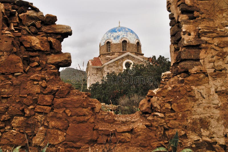 Vecchia chiesa ortodossa e parete caduta