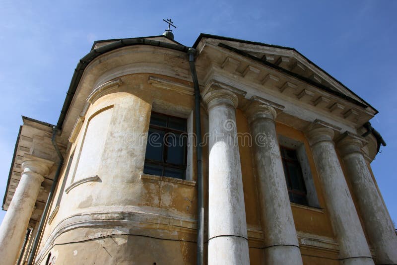 Vecchia chiesa ortodossa nello stile classico con porto bianco classico fotografie stock libere da diritti Vecchia chiesa ortodossa nello stile classico con porto bianco classico fotografie stock libere da diritti
