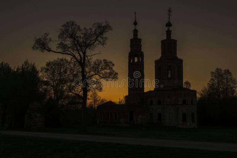 Vecchia chiesa rovinata dello XVIII secolo nel villaggio di Kolentsy, Russia alla notte fotografie stock Vecchia chiesa rovinata dello XVIII secolo nel villaggio di Kolentsy, Russia alla notte fotografie stock