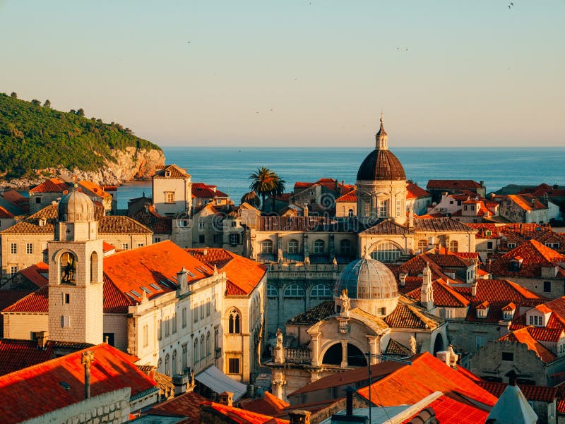 Vecchia città di Dubrovnik, Croatia Tetti coperti di tegoli delle case Chiesa in Th