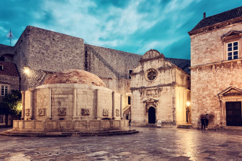 Vecchia città di Dubrovnik Piazza storica con la grande fontana di Onofrio, Croazia immagine stock libera da diritti Vecchia città di Dubrovnik Piazza storica con la grande fontana di Onofrio, Croazia immagine stock libera da diritti