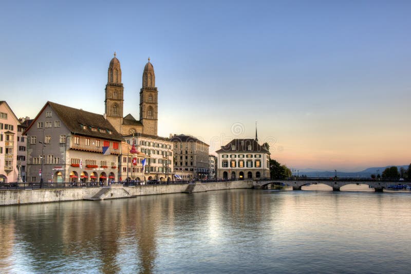 Vecchia città di Zurigo al tramonto