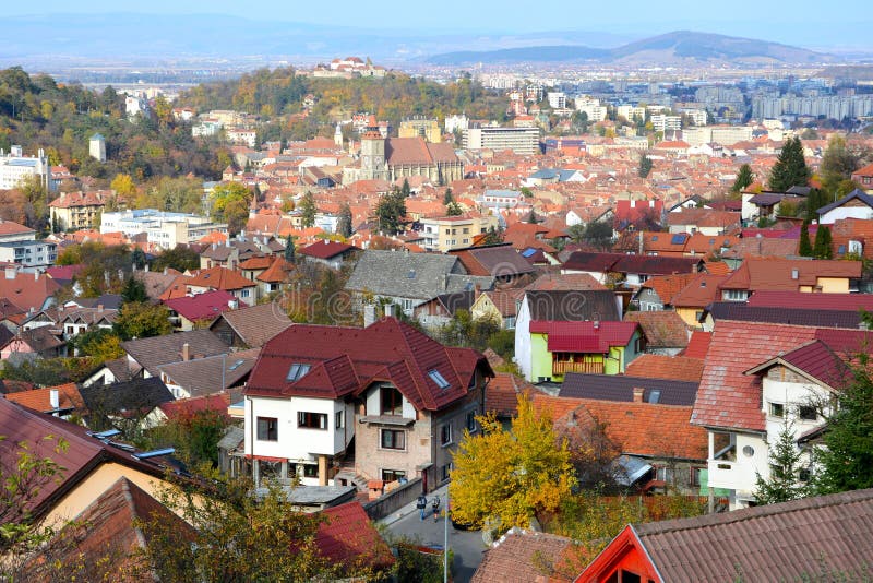 Vecchia città e nuova città Paesaggio urbano della città Brasov, una città situato nella Transilvania, Romania fotografia stock Vecchia città e nuova città Paesaggio urbano della città Brasov, una città situato nella Transilvania, Romania fotografia stock