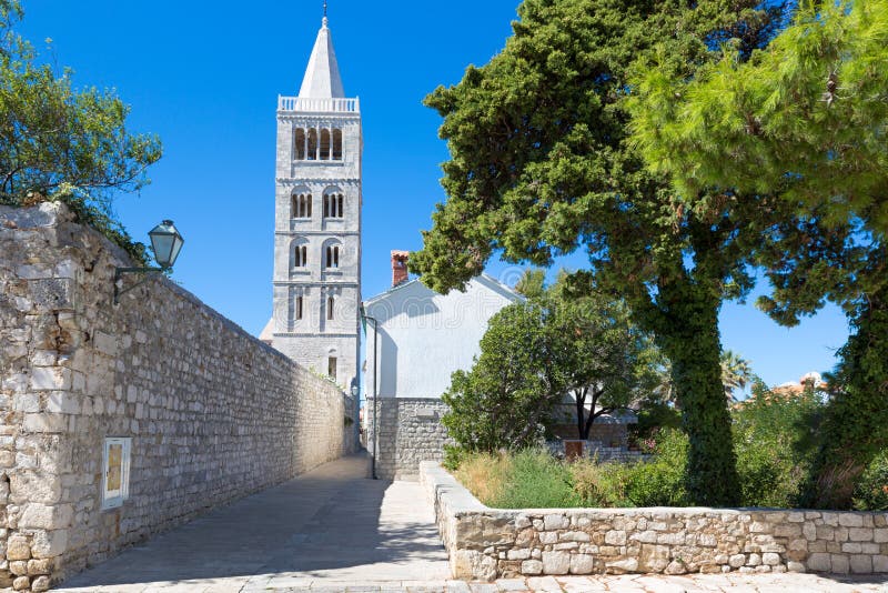 Vecchia città storica di Rab City, Rab Island, Croazia fotografia stock libera da diritti Vecchia città storica di Rab City, Rab Island, Croazia fotografia stock libera da diritti