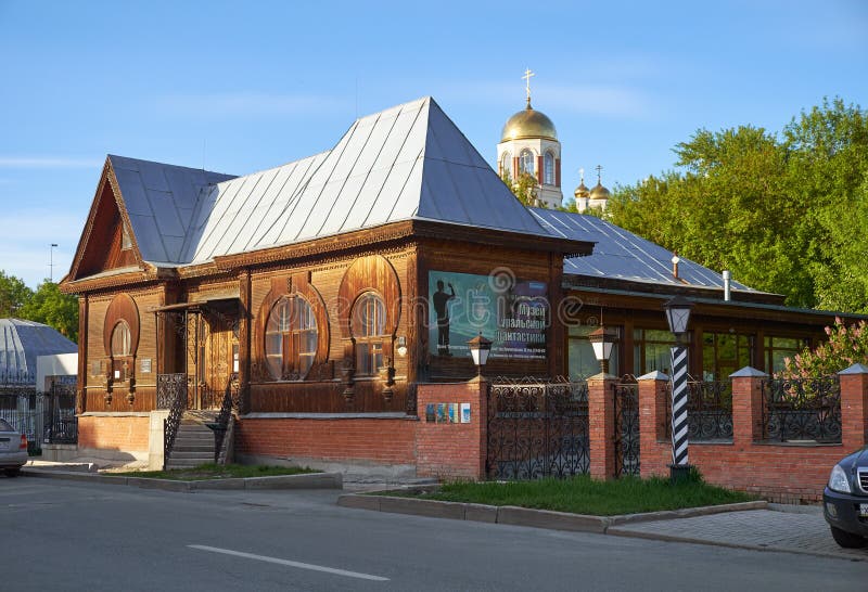 Vecchia costruzione del museo della durata letteraria del secolo di Urals XX nel quarto letterario Ekaterinburg fotografia stock Vecchia costruzione del museo della durata letteraria del secolo di Urals XX nel quarto letterario Ekaterinburg fotografia stock