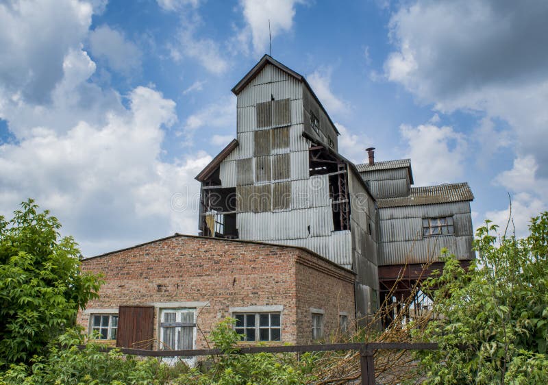 Vecchia fabbrica spaventosa abbandonata del grano nel villaggio dimenticato immagini stock Vecchia fabbrica spaventosa abbandonata del grano nel villaggio dimenticato immagini stock