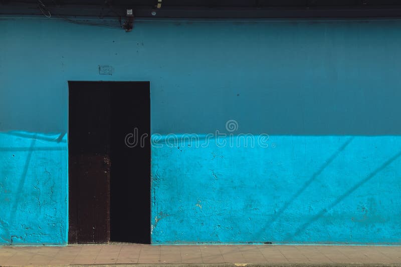 Vecchia facciata blu vibrante della casa fotografia stock Vecchia facciata blu vibrante della casa fotografia stock