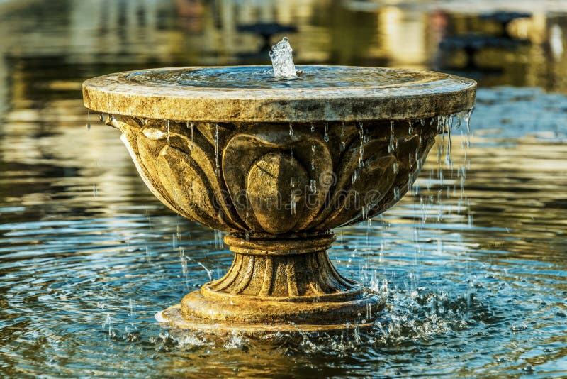 Vecchia fontana di pietra fotografia stock Vecchia fontana di pietra fotografia stock