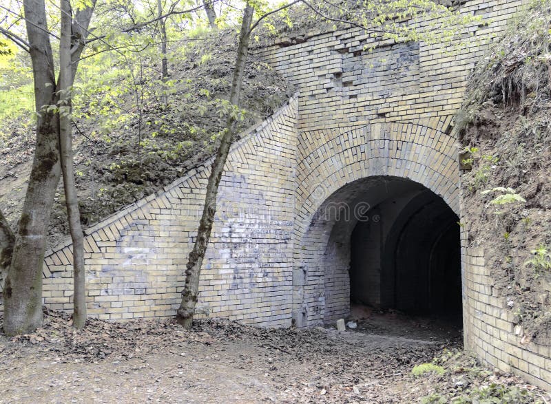 Vecchia fortificazione militare abbandonata nella foresta