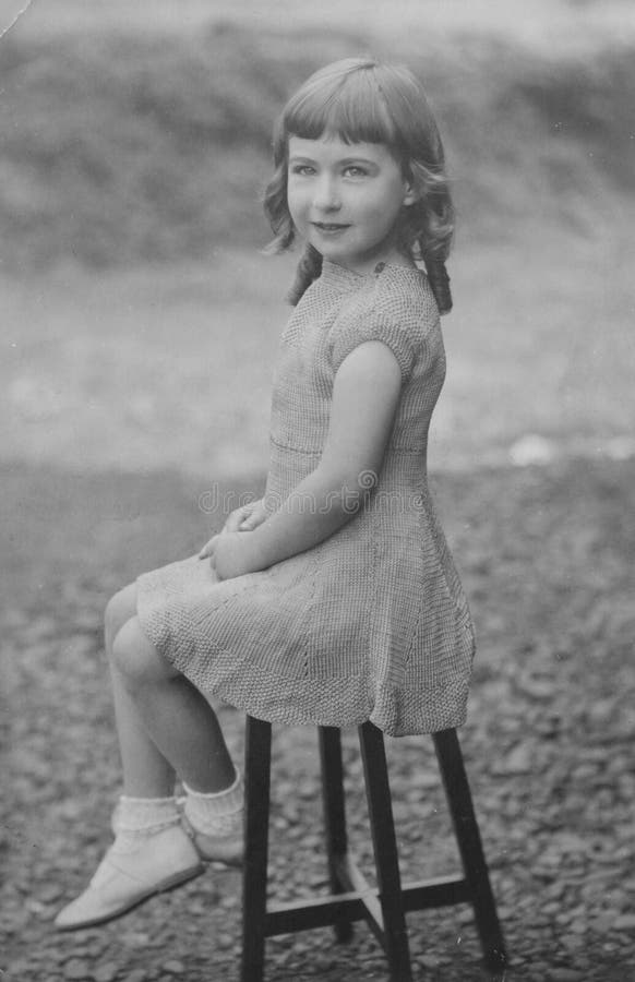 Vecchia fotografia da studio monocromatica di una ragazza caucasica, bella ragazza con gli occhiali, risalente agli anni '30 dell' immagini stock libere da diritti