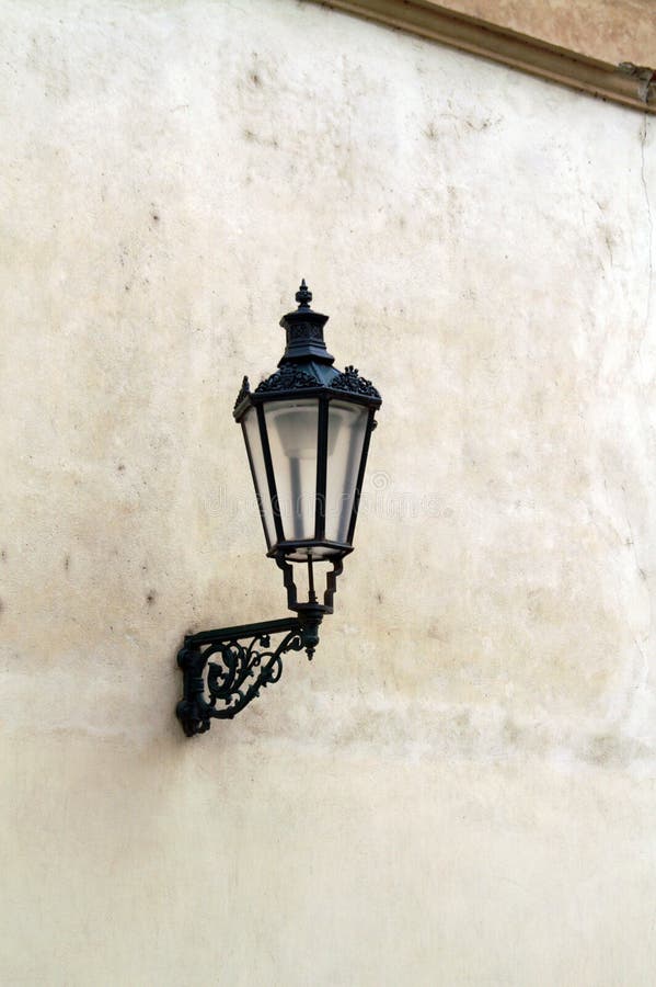 Vecchia lampada di via sulla parete della casa fotografie stock libere da diritti Vecchia lampada di via sulla parete della casa fotografie stock libere da diritti