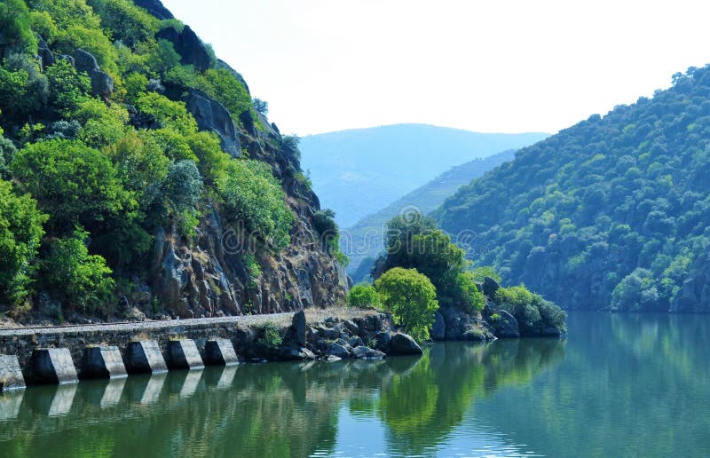Vecchia linea del treno dal fiume - fiume del Duero fotografie stock libere da diritti Vecchia linea del treno dal fiume - fiume del Duero fotografie stock libere da diritti