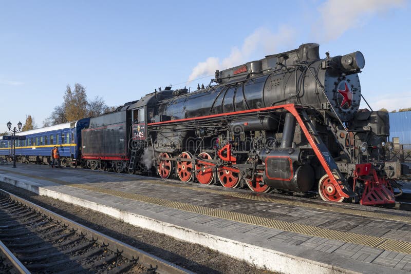 Vecchia locomotiva a vapore sovietica l4429 con treno retrò ruskeala express. stazione di sortavala fotografia stock libera da diritti