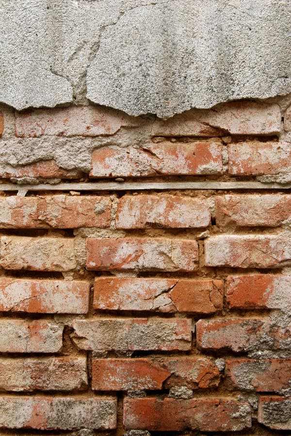 Vecchia parete dei mattoni rossi e del gesso rotto nocivo, fondo astratto Costruzione del muro di mattoni immagine stock libera da diritti Vecchia parete dei mattoni rossi e del gesso rotto nocivo, fondo astratto Costruzione del muro di mattoni immagine stock libera da diritti