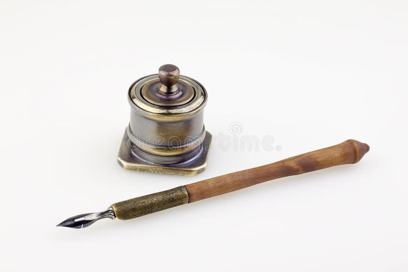 Vecchia penna ed inkwell metallico antico