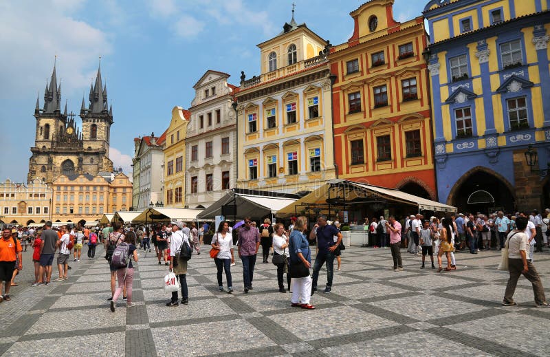 Vecchia piazza a Praga, Repubblica ceca fotografia stock Vecchia piazza a Praga, Repubblica ceca fotografia stock
