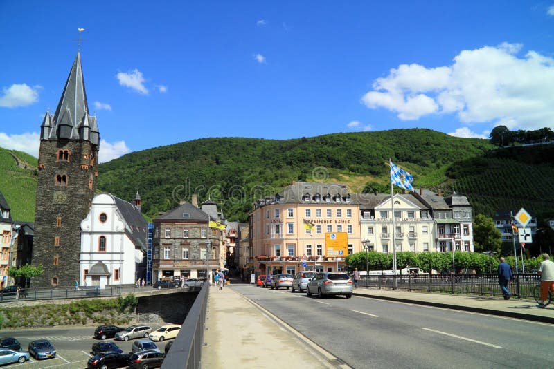 Vecchia piccola città Bernkastel Kues in Germania fotografie stock Vecchia piccola città Bernkastel Kues in Germania fotografie stock