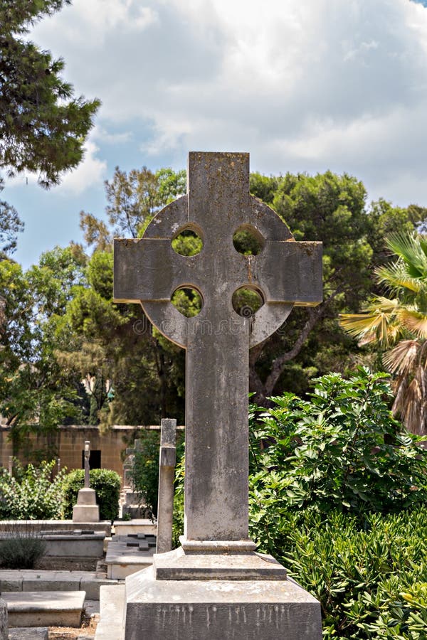 Vecchia pietra tombale con la croce celtica un cimitero antico di guerra immagine stock libera da diritti Vecchia pietra tombale con la croce celtica un cimitero antico di guerra immagine stock libera da diritti