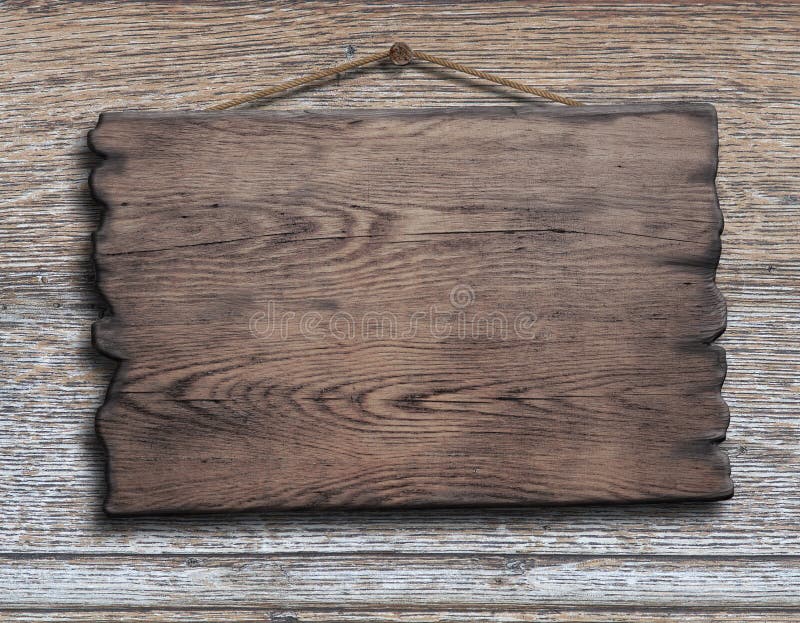 Vecchia plancia o piatto di legno che appende sulla tavola di legno