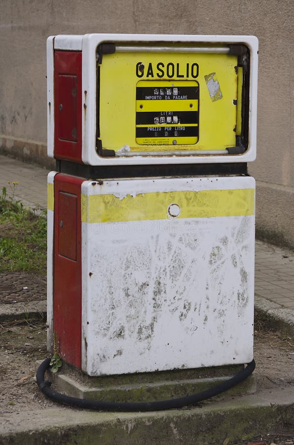 Vecchia Pompa Di Gas in Sardegna Fotografia Stock Immagine di