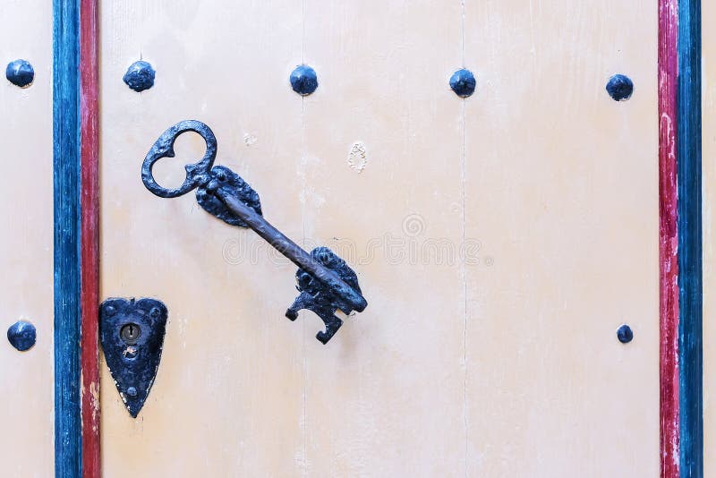 Vecchia porta con una maniglia sotto forma di chiave fotografia stock Vecchia porta con una maniglia sotto forma di chiave fotografia stock