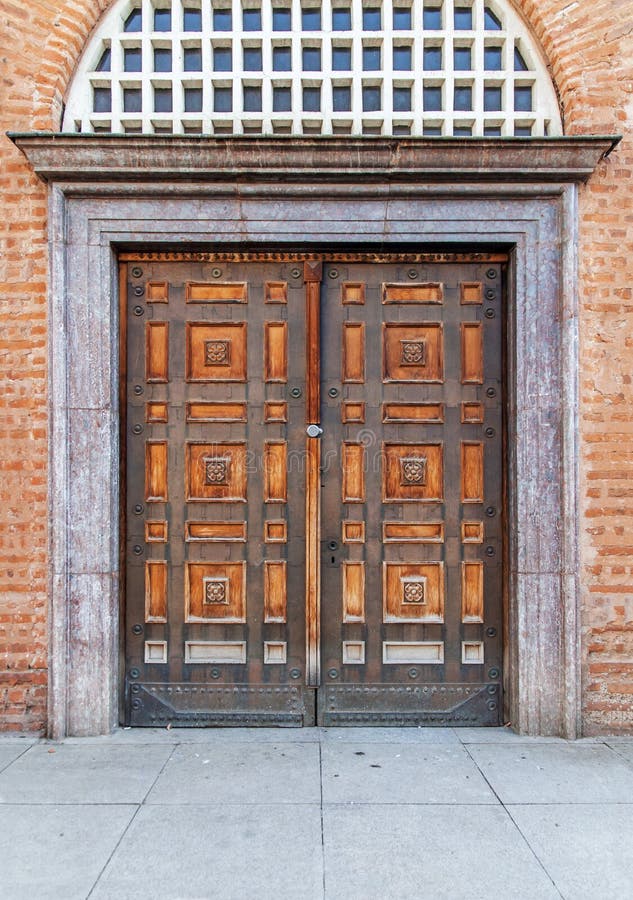 Vecchia porta d'annata della chiesa con il muro di mattoni rosso immagini stock libere da diritti Vecchia porta d'annata della chiesa con il muro di mattoni rosso immagini stock libere da diritti