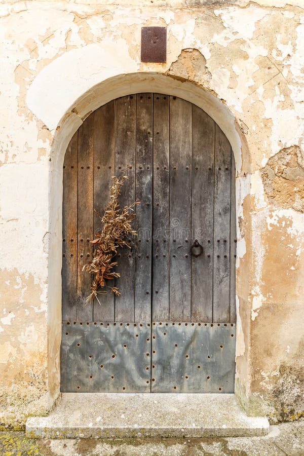 Vecchia porta di legno ad arco fotografia stock libera da diritti Vecchia porta di legno ad arco fotografia stock libera da diritti