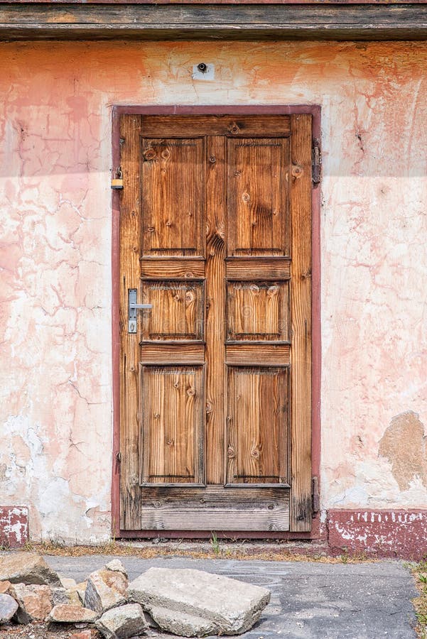 Vecchia porta di legno con le pietre, dettaglio di architettura immagine stock Vecchia porta di legno con le pietre, dettaglio di architettura immagine stock