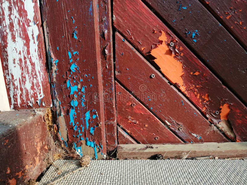 Vecchia porta di legno marrone con pittura sbucciata immagini stock libere da diritti Vecchia porta di legno marrone con pittura sbucciata immagini stock libere da diritti