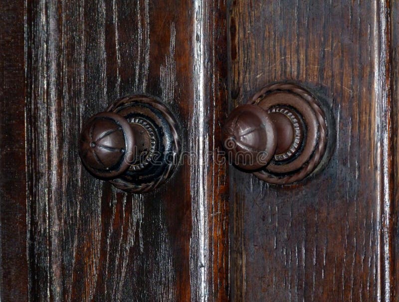 vecchia porta di legno di quercia con manopola e maniglia di metallo fotografie stock libere da diritti vecchia porta di legno di quercia con manopola e maniglia di metallo fotografie stock libere da diritti