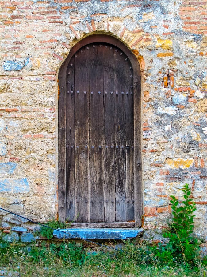 Vecchia porta di legno rustica con il punto blu fotografia stock Vecchia porta di legno rustica con il punto blu fotografia stock