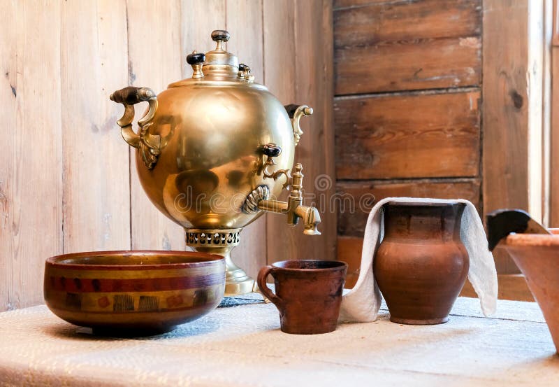 Vecchia samovar di rame tradizionale per bere del tè ed articoli ceramici immagini stock libere da diritti Vecchia samovar di rame tradizionale per bere del tè ed articoli ceramici immagini stock libere da diritti