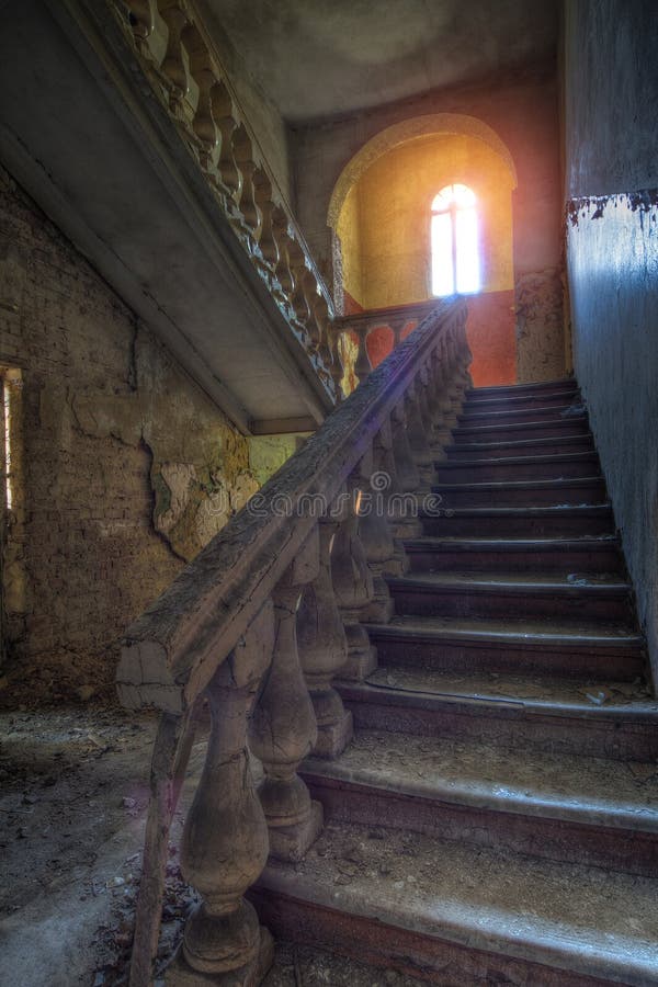 Vecchia scala d'annata in palazzo abbandonato fotografia stock Vecchia scala d'annata in palazzo abbandonato fotografia stock