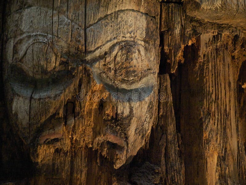 Vecchia scultura del fronte del Haida fotografia stock libera da diritti Vecchia scultura del fronte del Haida fotografia stock libera da diritti