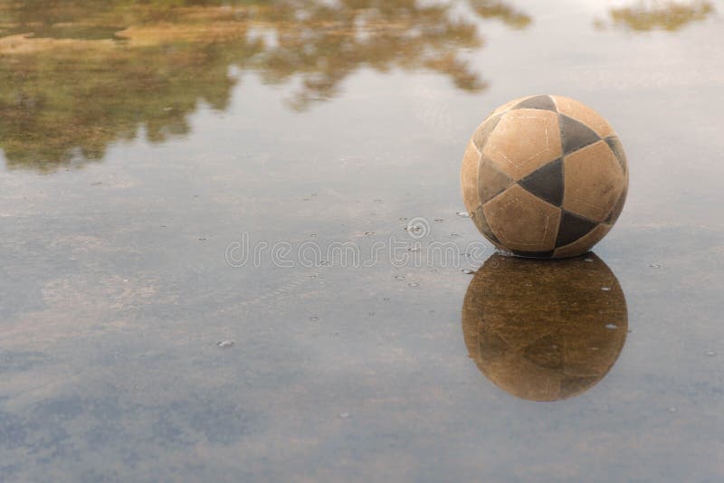 Vecchia sfera di calcio immagini stock libere da diritti Vecchia sfera di calcio immagini stock libere da diritti