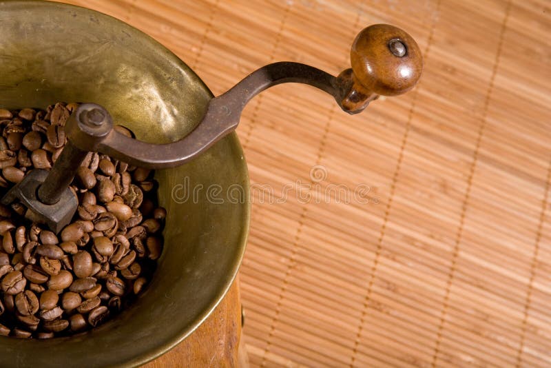Vecchia smerigliatrice di caffè fotografie stock libere da diritti Vecchia smerigliatrice di caffè fotografie stock libere da diritti