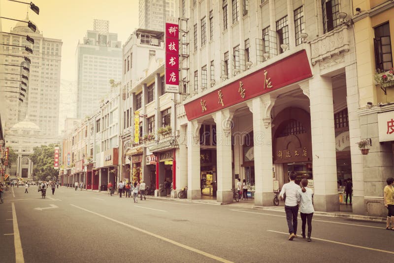 vecchia strada dei negozi nel tramonto, via urbana di Canton Pechino della via della città in Cina immagine stock libera da diritti vecchia strada dei negozi nel tramonto, via urbana di Canton Pechino della via della città in Cina immagine stock libera da diritti